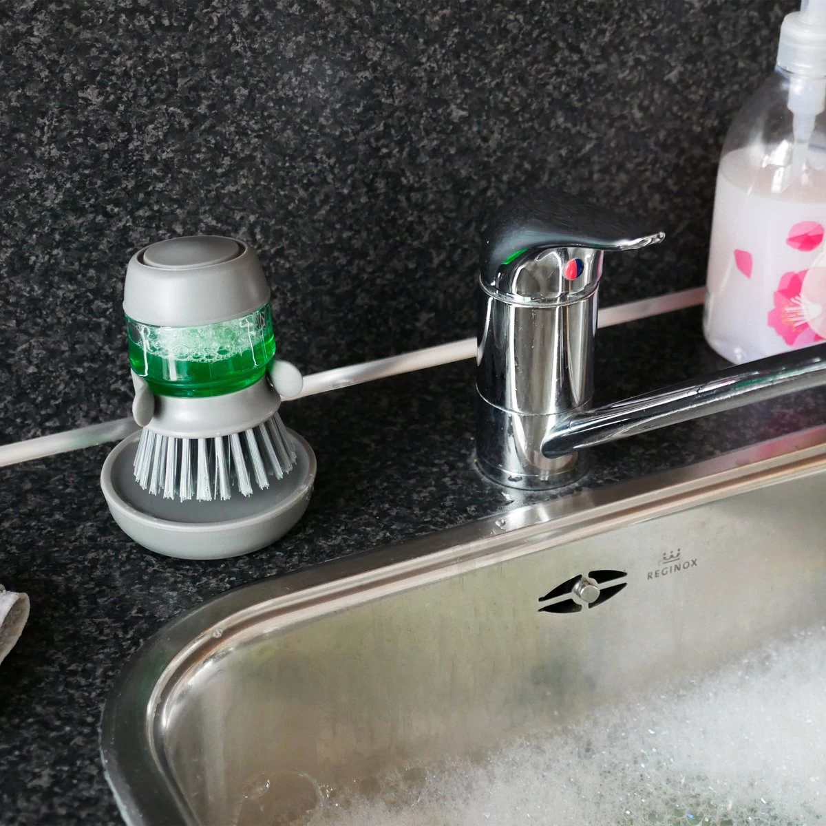 In Round Afwasborstel Met Zeepdispenser / Zeepreservoir – Inclusief Houder – Grijs – Afwas Borstel – Zeep Handborstel – Doseerpomp – Afwasmiddel Dispenser – Navulbaar - Afbeelding 6